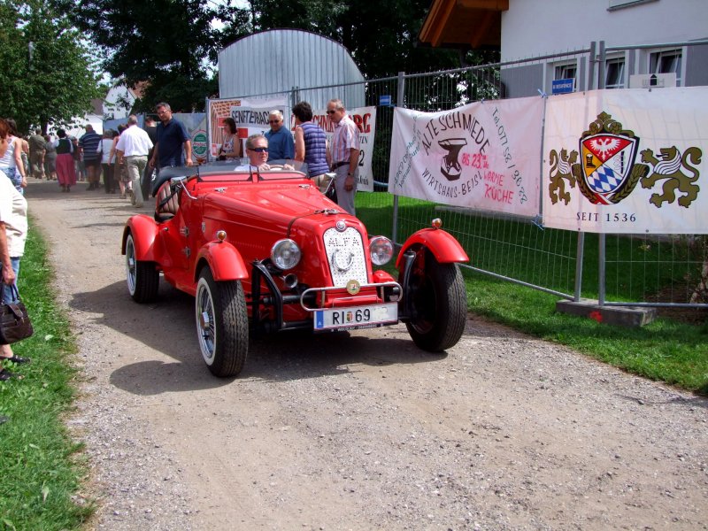 Bahn frei fr Alfa anlsslich der Oldtimerausfahrt in Mnsteuer; 080810