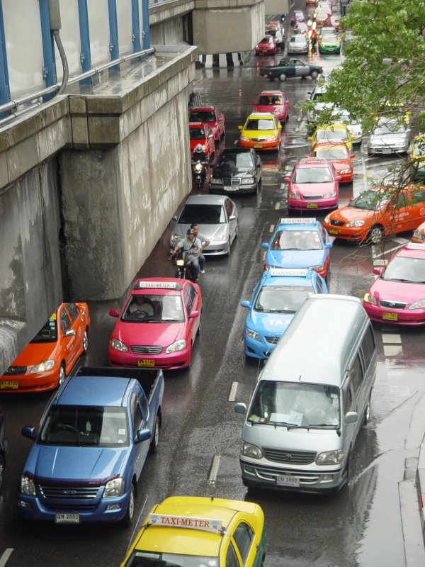 Bangkok, Thailand am 07.07.2009 in der Nhe des Siam Square. Fahrzeugstau. Jede Menge Taxen. In Bangkok haben die Wagen jeder Taxigesellschaft eine eigene Farbe bzw. Farbkomposition.