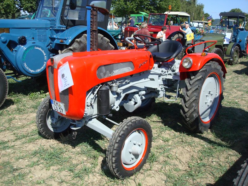 Bautz 200 aus dem Jahr 1961 mit 15PS,
die Firma in Saulgau/Schwaben baut seit 1900 verschiedene
Erntemaschinen,Traktoren wurden von 1950 bis 1962 gebaut,
insgesamt ber 25.000 Stck,
Traktorentreff Breisach Sept.2009
