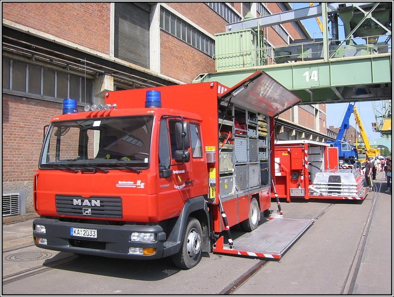 Beim Karlsruher Hafenfest am 25.06.2006 prsentierte die Berufsfeuerwehr Karlsruhe auch dieses Fahrzeug. Im Hintergrund ist ein Abrollbehlter der Feuerwehr mit leichten Booten zu sehen.
