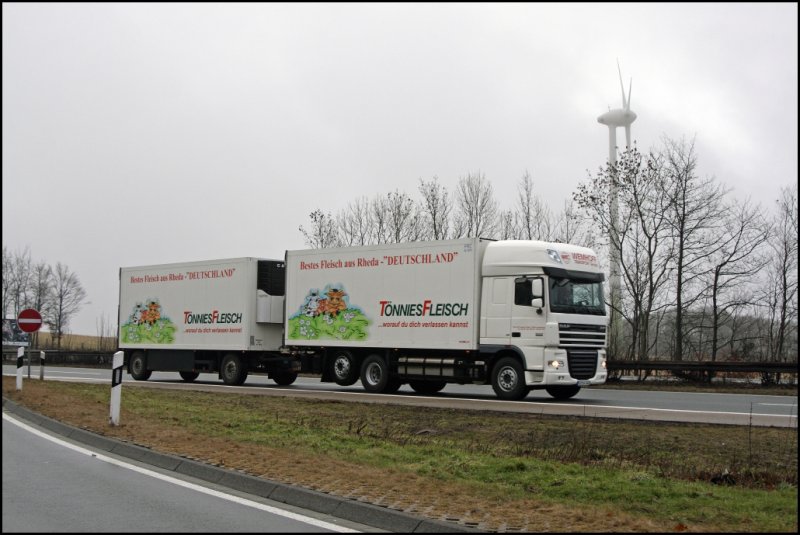 Bestes Fleisch aus Rheda -  DEUTSCHLAND  TNNIES FLEISCH ...worauf du dich verlassen kannst. DAF XF105.460  SuperSpaceCab  der WEMHOFF Transporte GmbH ist am 21.02.2009 auf der A45 in Richtung Heimat unterwegs. WEHMHOFF Transporte GmbH ist eine 100% Tochter der TNNIES Fleisch und setzt rund 250 Fahrzeuge ein. 