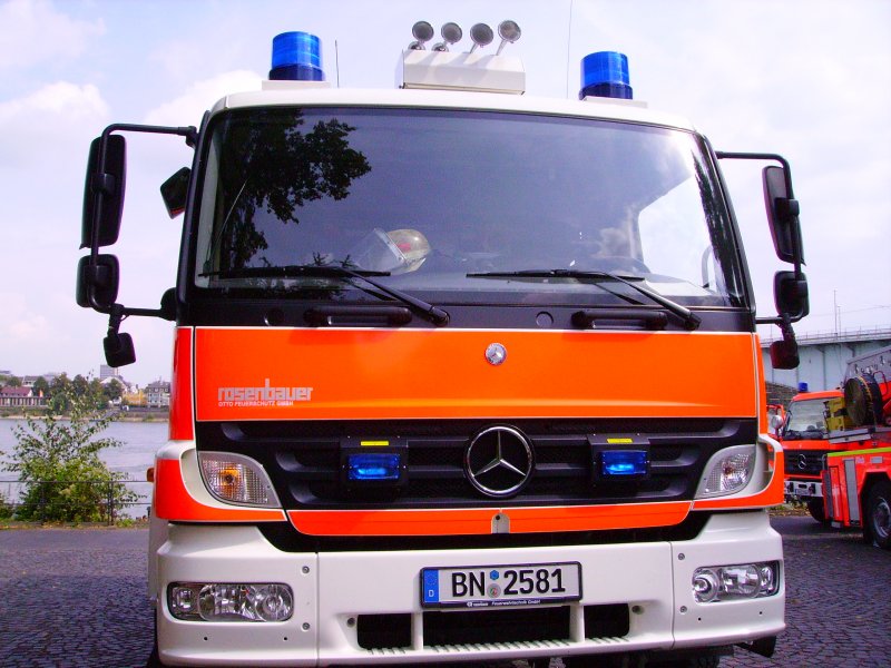 BN 2581 der bonner Feuerwehr steht am Rheinufer
