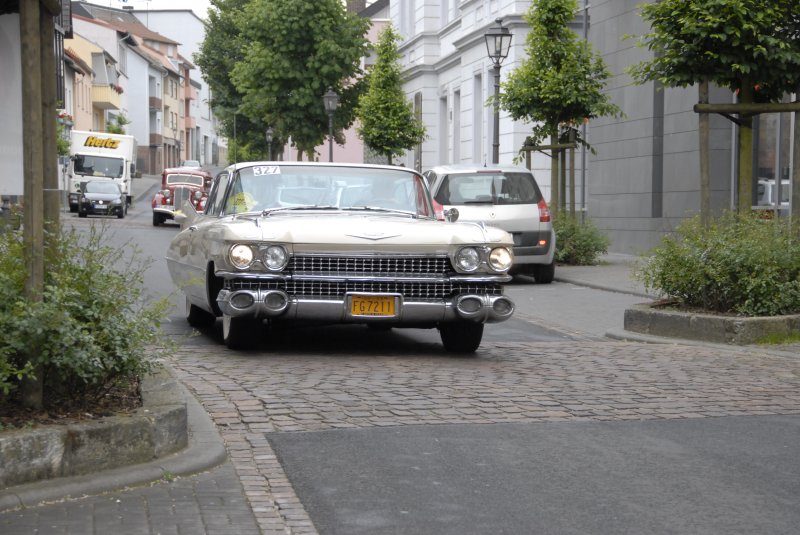 Cadillac Coupe Serie 62, Bj. 1959, 325 PS nach dem Start in 36088 Hnfeld zur ADAC-Oldtimersternfahrt zum Hessentag in Langenselbold, 06.06.2009 

