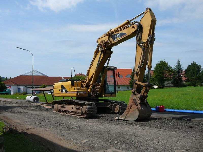 CAT 325B auf einer Baustelle in 36088 Hnfeld-Mackenzell, 29.07.2009