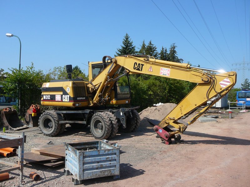 CAT M312 der  Hodes-Bau  auf einer Baustelle in Fulda im August 2009