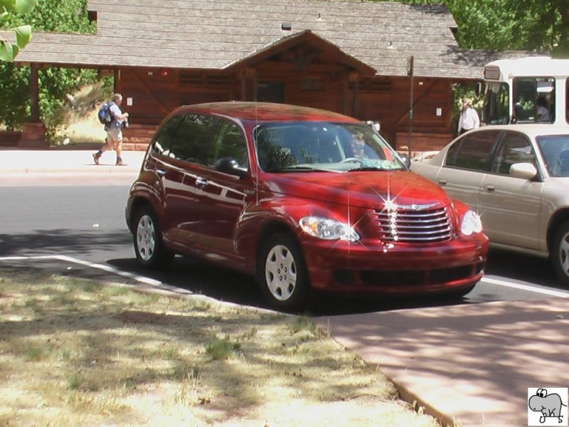 Chrysler PT Cruiser (2005) auf den Parkplatz am Visitor Center im Zion Nationalpark in Utah / USA.
Die Aufnahme entstand am 21. Juli 2006.