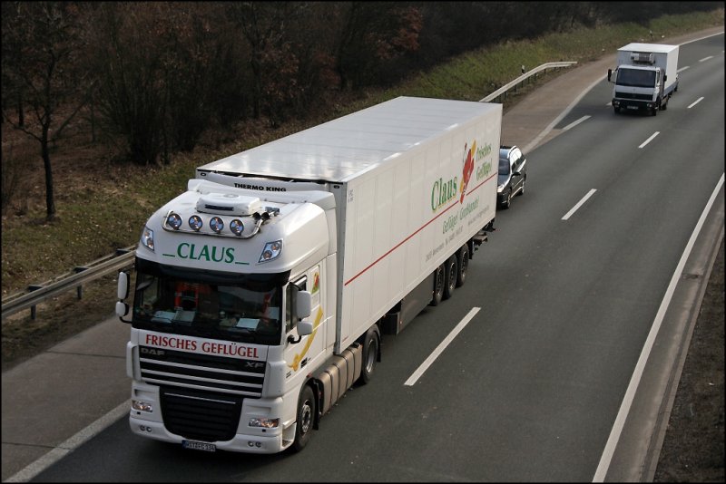 CLAUS FRISCHES GEFLGEL: DAF XF105.460  SuperSpaceCab  von CLAUS Frisches Geflgel aus Westerstede/Niedersachsen ist durch das Sauerland unterwegs. Claus Geflgel ist ein Familienunternehmen und beliefert Industrie und Grohndler. Leider sind die Fahrzeuge nicht oft im Sauerland anzutreffen...