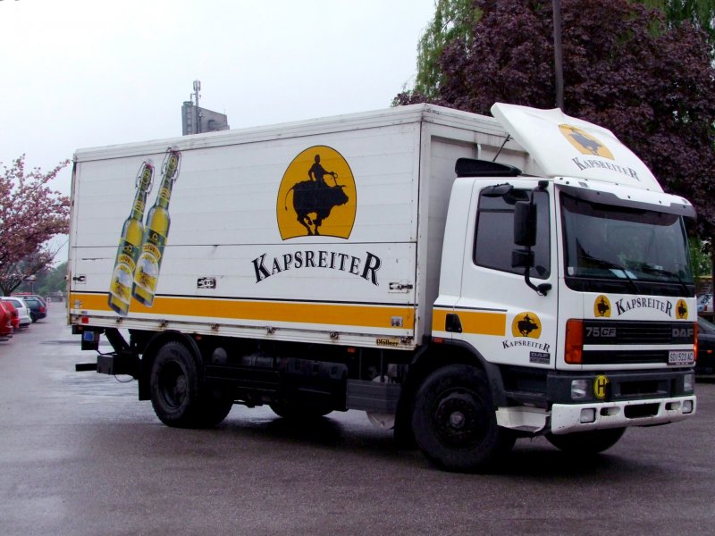 DAF-75CF der Kapsreiter Brauerei ist im Zustelldienst in Ried i.I.; 090430