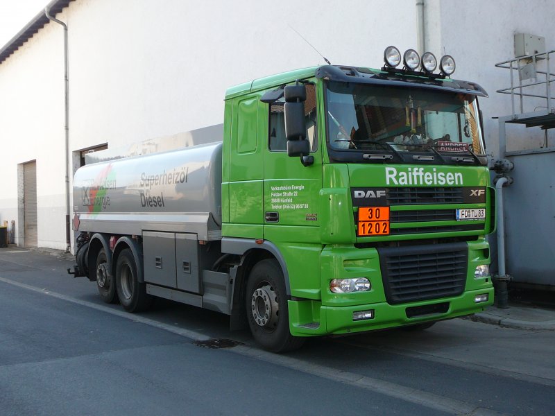 DAF XF als Lieferfahrzeug fr Heizoel und Diesel auf dem Raiffeisenbetriebshof in 36088 Hnfeld
