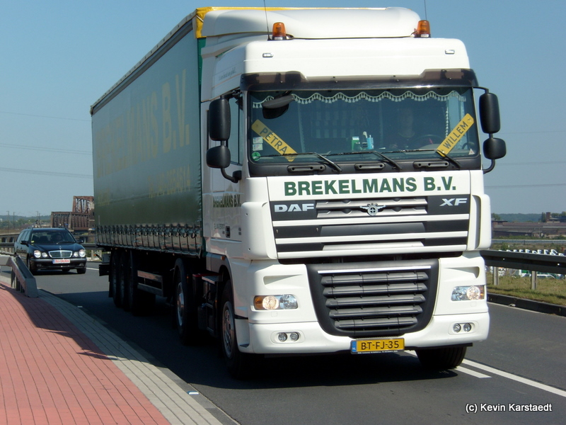 DAF XF LKW der Firma Brekelmans B.V. fhrt am 24.August.2009 ber eine Brcke Richtung Hafengebiet!