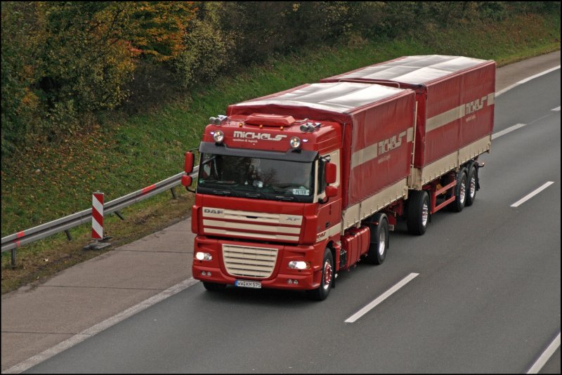 DAF XF105. Kipphngerzug (mit Planenverdeck) von MICHELS Spedition&Logistik aus Meudt/Westerwald. Die Spediton hat sehr schne Trucks!(28.10.2008)