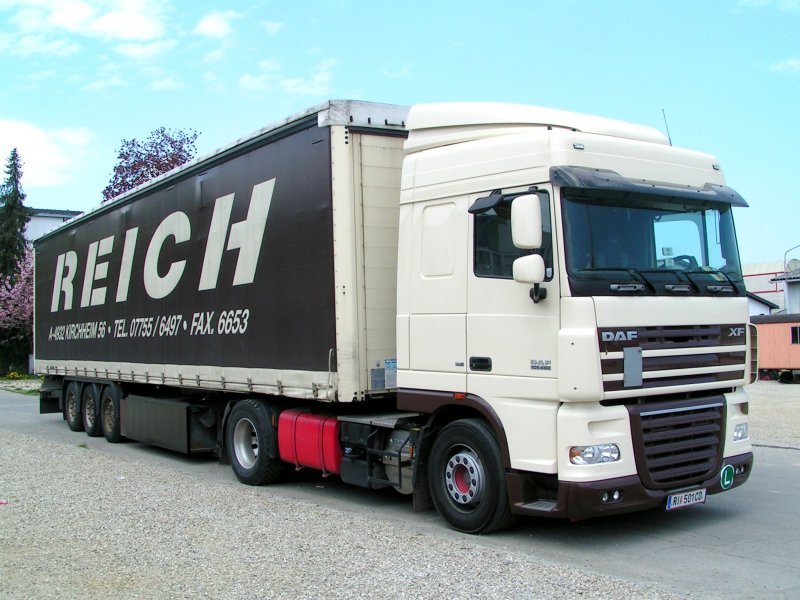 DAF XF105.460 der Sped. Reich wurde mit Maschinenteilen beladen, und wird in Krze das Gelnde verlassen; 090424