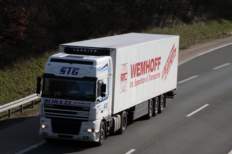 DAF XF95.430 mit einem WEMHOFF Khlauflieger unterwegs.