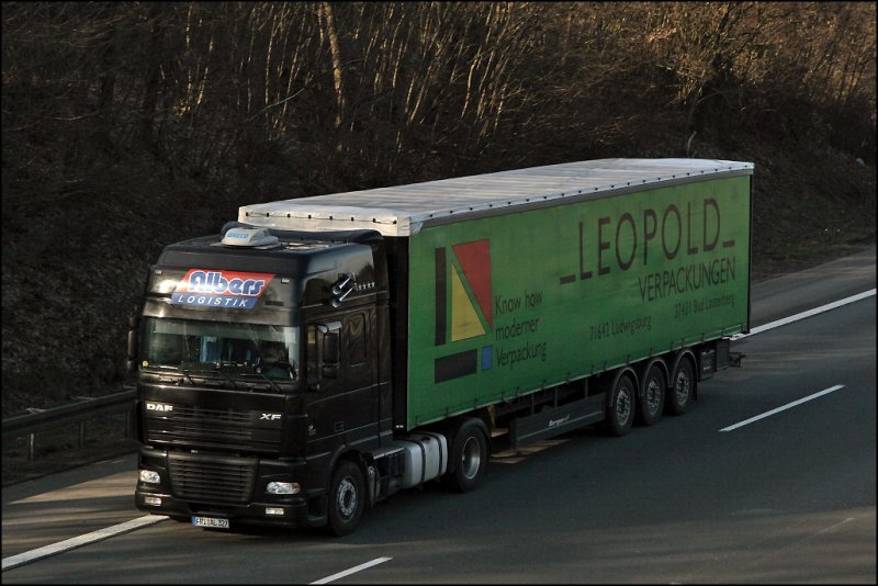 DAF XF95.480(?) von ALBERS Logistik ist in Richtung Sden unterwegs. Der Auflieger macht Werbung fr Leopold Verpackungen. (18.03.2009)
