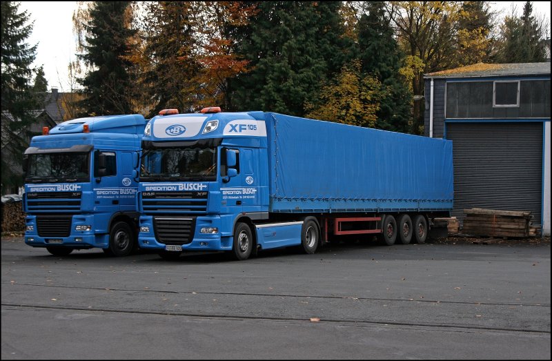 DAF XF95.480  SpaceCap  und DAF XF105.510  SuperSpaceCap  auf dem Firmengelnde der Spedition BUSCH. Der DAF XF105. trgt einen lteren Sattelauflieger. (02.11.2008)
