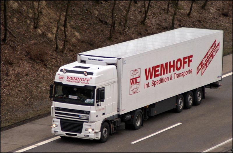 DAF XF95.480(?) von WEMHOFF TRANSPORT rollt am 11.03.2009 die Homert hinab in Richtung Heimat.