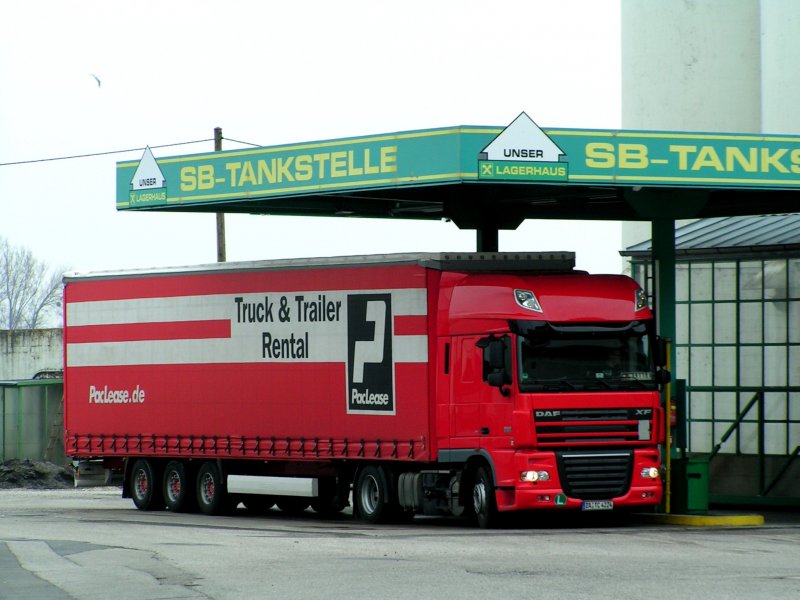 DAF-XF(Truck&Trailer-Rental) einer Deutschen Spedition hat sich eine SB-Tankstelle der  Lagerhausgenossenschaft Geinberg-Ried zum Tanken auserkoren; 090331