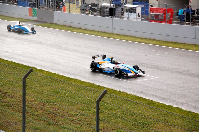 Das erste Rennen des Tages besritten die Fahrer der Formula Renault. Am 21.06.09 wurde sich erstmal warm gefahren.