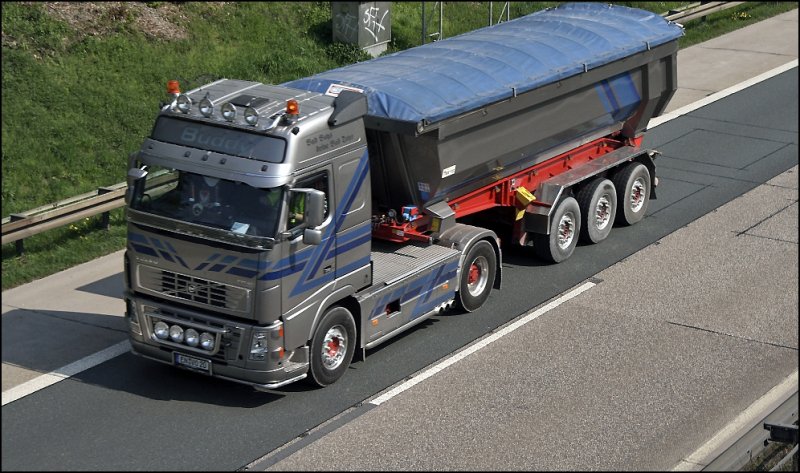 Das Flagschiff im Fuhrpark von AUGST BAUSTOFFE ist der VOLVO FH16 mit 660PS! Die Zugmaschine und der Meierling Kippsattel sind im edelen Silber mit blauen Dekorstreifen unterwegs. Wie alle im Fuhrpark besitzt die Zugmaschine verchromte Dachlampenbgel, dazu kommt ein .Edelstahlfrontlampentrger, beleuchtetes Unterfahrschutzrohr an der Front, Sidepipe mit 3 Ausgngen, Steinschlagschutzgitter mit Aufschrift 660 horses.
In den Kopfsttzen ist eine 80 eingenht. An der Seite steht der Spruch  Bad Boys drive bad Toys  und an der Front steht BUDDY -> Freund oder Kumpel.