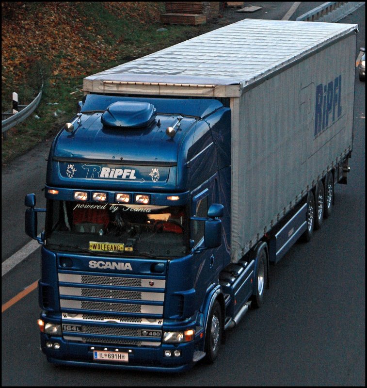 Das kann ja nur ein sterreicher sein ;-P Ein SCANIA R480 \8/ 164L der Tiroler Spedition Ripfel (Leutasch/Seefeld i.Tirol). Natrlich besitzt der Lkw eine  Sidepipe  und schnere Gardinen. Auf der Frontscheibe steht: powered by Scania. Das Unternehmen setzt 2 Lkw´s ein und hat auch nur 2 Mitarbeiter und nennt sich  Internationale Transporte Ripfl . 
Das Familienunternehmen bestzt auch noch ein Hotel in Leutasch. 
