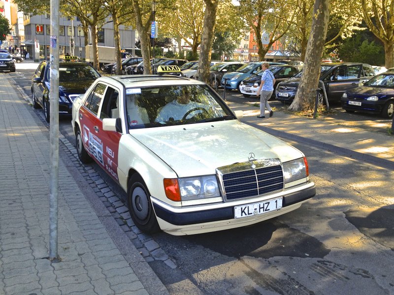 Das Letzte W124 Taxi In Kaiserslautern War Ein 250d Und Wurde Leider Im Oktober 2013 Ausgemustert Da Er Am Tuv Gescheitert Ist Fahrzeugbilder De
