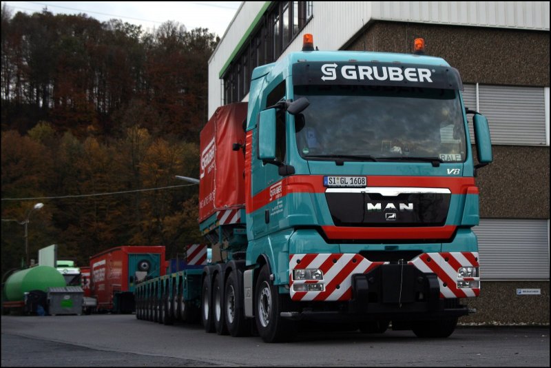 Das neue Flagschiff von GRUBER aus Kreuztal ist der MAN TGX 41.680. Hier aus der  Froschperspektive . Aufgenommen am 02.11.2008. (Aufnahme ist nur mit Kontrast bearbeitet und nur nachgeschrft)
