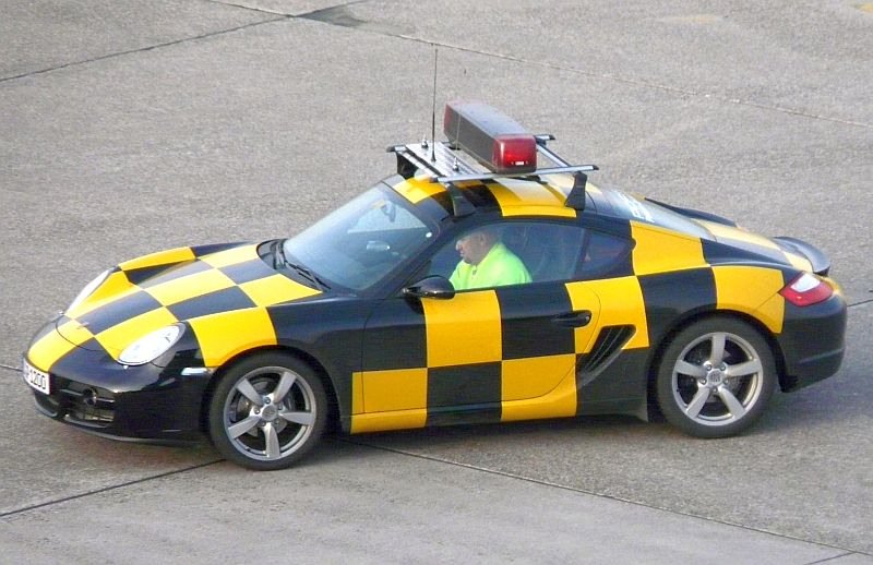 Das ist das neueste  Follow Me  Fahrzeug am Dsseldorfer Flughafen. Der Cayman ist vom dortigen Porsche Zentrum gestiftet worden. Das Bild stammt vom 29.11.2008