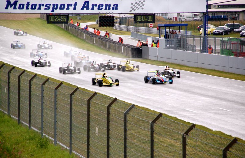 Das Rennen der Formula Renault hat begonnen. Fotogrfaiert am 21.06.09 in der Motorsport Arena Oschersleben.
