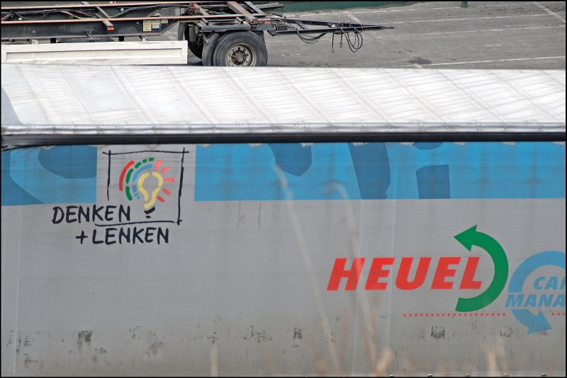 DENKEN + LENKEN.... Aufgenommen auf einem Auflieger der Firma HEUEL. Aufgenommen vom Parkplatz oberhalb des Firmengelndes. (20.04.2008)

