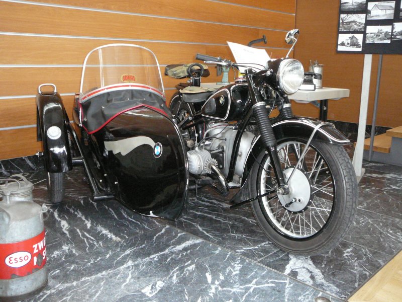 Der Heimatverein Petersberg zeigte in seiner Ausstellung  50er Jahre Wirtschaftswunderzeit  am 26.10.2008 im Petersberger Probsteihaus diese BMW R51/3, Bj. 1954, 24 PS