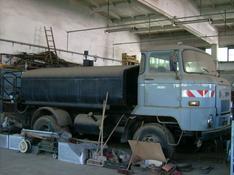 Der IFA L60 1218 mit Tankaufbau, leider etwas eingestaubt, in der Werkstatthalle der Fa. Teichmann in Werdau