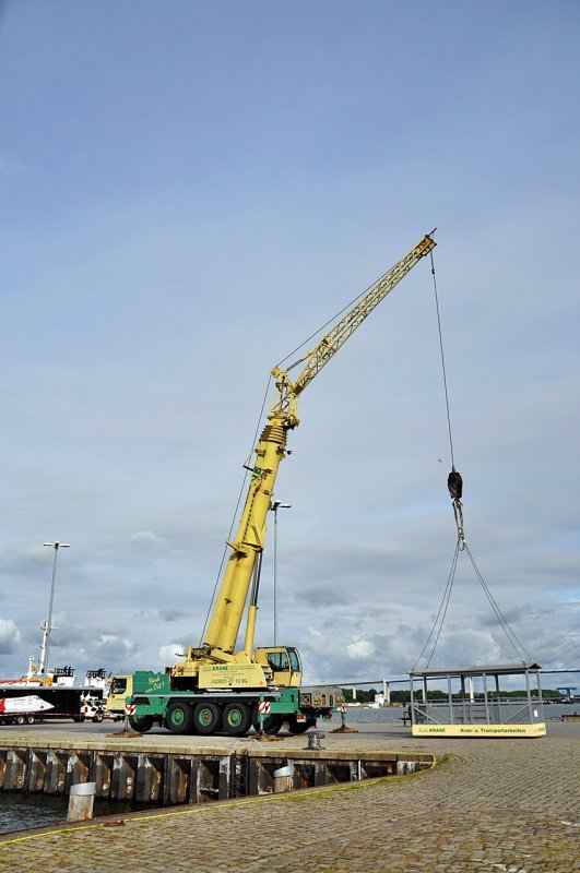 der Liebherr-Kran mit Aussichtsgondel hat Feierabend bei der Stralsunder Hafentage 2009