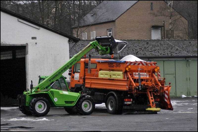 Der MAN 19.364 wird mit dem MERLO Teleskoplader belden. (10.02.2009)
