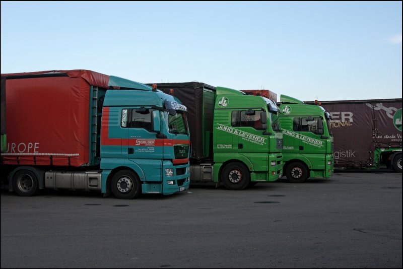 Der MAN TGX 18.440 fhrt schon im aktuellen GRUBER Desing druch die Lande, whrend die beiden MAN TGA´s noch die Farbe von JUNG & LEYNER tragen. (08.11.2008)

