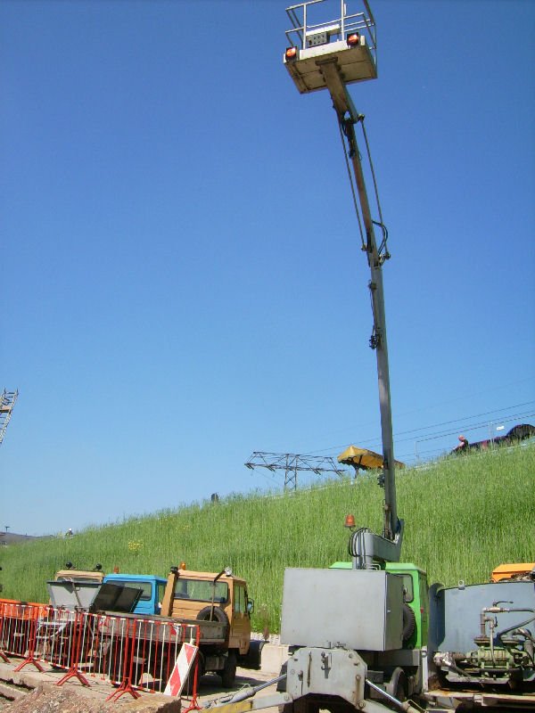 Der Multicar UM 12 mit ausgefahrenen Hubmast auf der flche unterhalb des Oldtimertreffens in Werdau