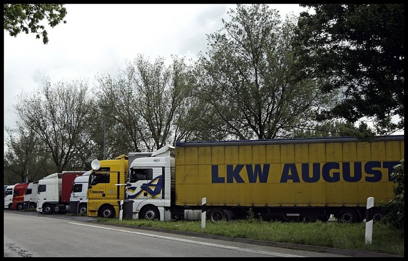 Der Rasthof Sauerland-Ost ist am Wochenende der Treffpunkt voralem von osteuropischen Lkw´s. Im Bild ein MAN TGX 18.440XLX von LKW AUGUSTIN und ein MAN TGX 18.440XXL von HUNCARGO. Der Unterschied zwischen den beiden Kabinen ist deutlich zu erkennen.