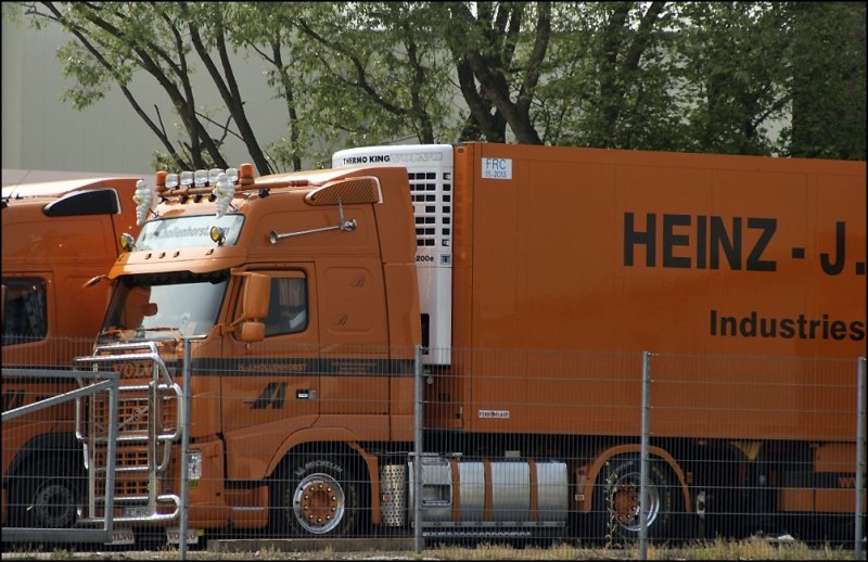 Der  Showtruck  von HEINZ- J. HOLLENHORST ist dieser VOLVO FH12 480PS. Ausgestattet mit Sidepipe, Bullenfnger, Cromteilen, Lampenbgel und Michelinmnchen. (01.05.2009)