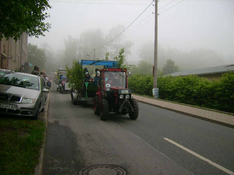 Der Start zur Rundfahrt in Grnhain beim 5.Oldtimer- und Traktorentreffen