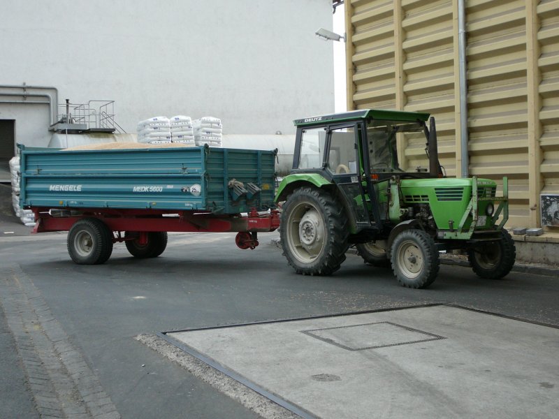Deutz D 5206-S mit Anhnger vor der Getreide-Kippstelle bei der Raiffeisen-Warenzentrale im 36088 Hnfeld