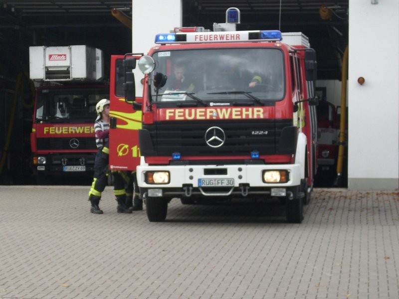 Die letzen Feuerwehrkameraden rcken mit dem Mercedes-LKW aus der Feuerwehrwache in Bergen/Rgen aus.