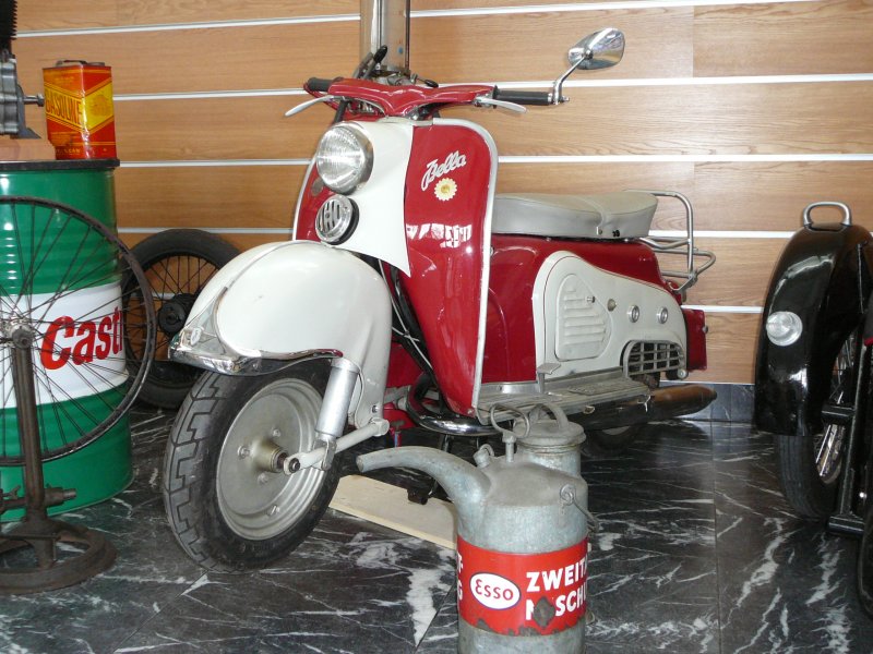 Die Zündapp Bella steht in der Ausstellung  50er Jahre - Wirtschaftswunderzeit  im Probsteihaus der Gemeinde Petersberg. Veranstalter ist der Heimatverein Petersberg