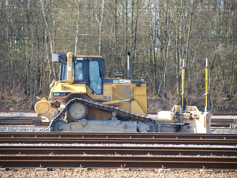 Diese D6M LPG von Caterpillar schiebt neue Gleisbetten im Bahnhof Montzen in Belgien