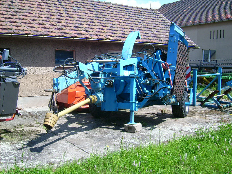 Diese gezogene Erntemaschine stand auf dem Gelnde der TU Landtechnik in Dresden