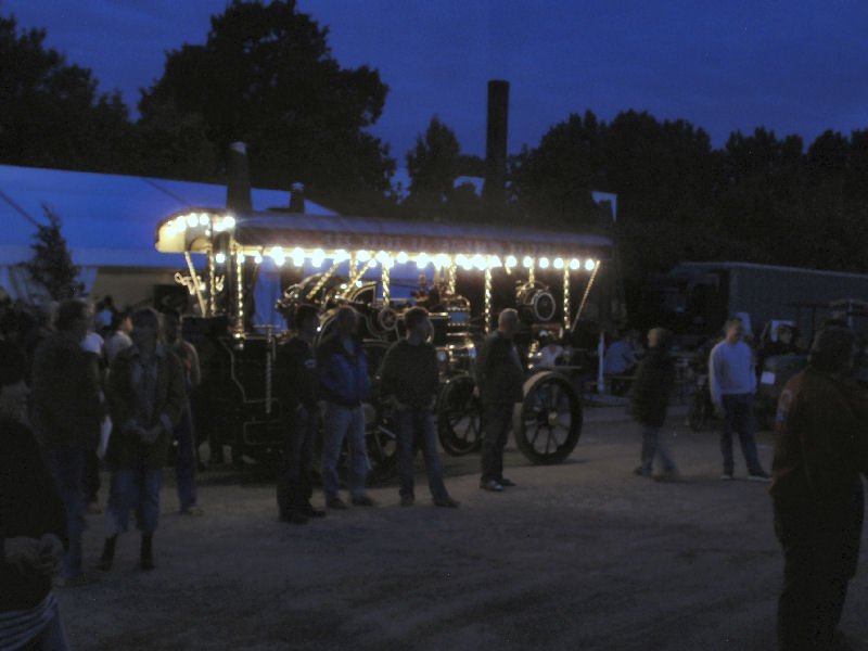 Diese selbstfahrende Dampflokomobiele stand am Samstagabend vorn Festzelt und hat die eigene Beleuchtung eingeschalten. Markleeberg 2007