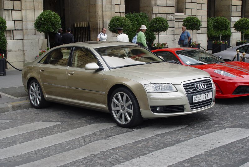 Diesen Audi A8L W12 quattro, mit einem Zulassungskennzeichen aus den UAE (Vereinigte Arabische Emirate), sah ich am 19.07.2009 auf der Place de la Concorde in Paris geparkt