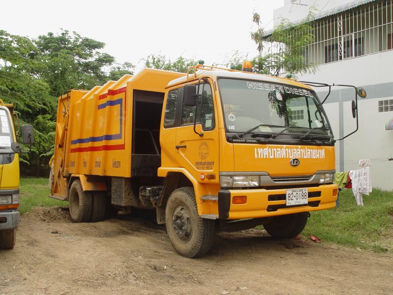 Diesen UD Nissan Diesel LKW als Müllfahrzeug habe ich am 04.07.2009 in der thailändischen Kleinstadt Lamplaimat gesehen