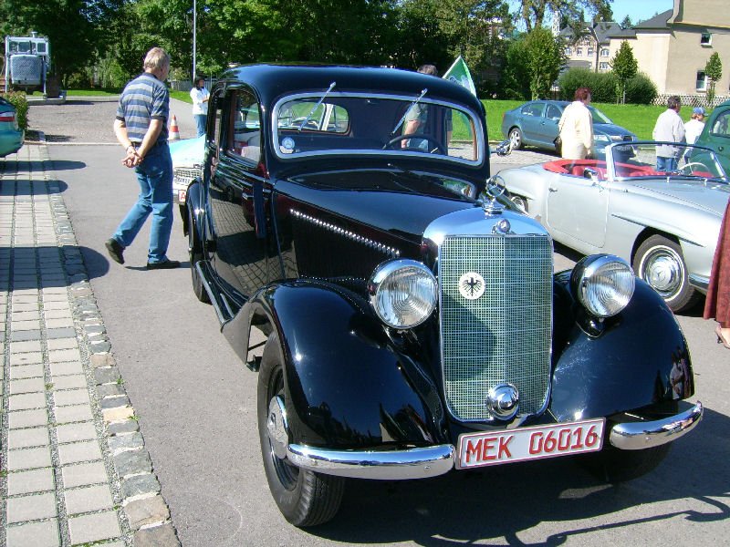 Dieser alte Mercedes war ebenfalls bei der Oldtimertour durchs Erzgebirge dabei. Hier auf dem Parkplatz vor der Zwnitztalhalle in Burkhardtsdorf