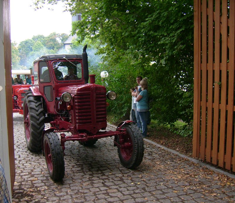 Dieser Belarus MTS5 fhrt beim Korso um das Museum mit. Landwirtschaftsmuseum Blankenhain 2008