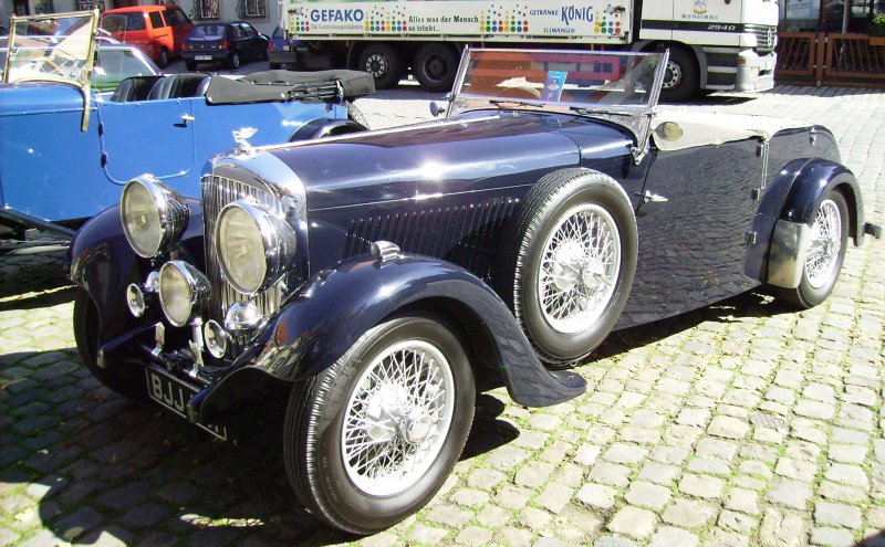 Dieser Bentley von ca. 1930 stand mit einem zweiten englischen Oldtimer an einem sonnigen Septembertag 2007 auf dem Weinmarkt in Dinkelsbühl. Beide Fahrzeuge in Topzustand.
