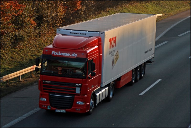 Dieser blitzblanke DAF XF105.460  SpaceCab  von PacLease mit TCH  ThermoKing  Khlauflieger bei Ldenscheid. TCH wurde von PacLease bernommen und deshalb sind zurzeit viele Fahrzeuge mit unterscheidlichen Eigentmerlogos versehen. (04.11.2008)
